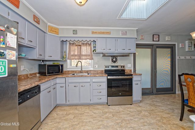 17 Midland Road, North Greenbush, NY 12180