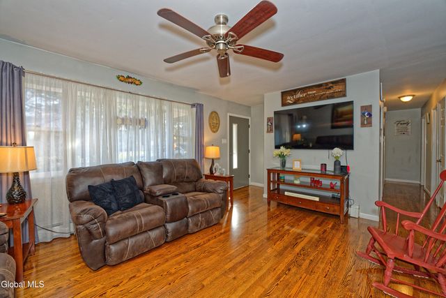 17 Midland Road, North Greenbush, NY 12180