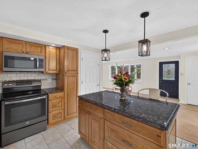 527 Clintonville Road, North Haven, CT 06473