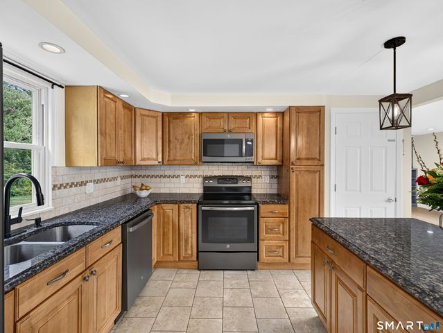527 Clintonville Road, North Haven, CT 06473
