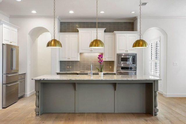 114 Golden Bear DR, Austin, TX 78738