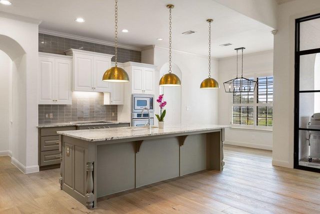114 Golden Bear DR, Austin, TX 78738