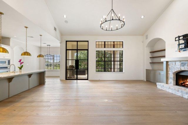 114 Golden Bear DR, Austin, TX 78738