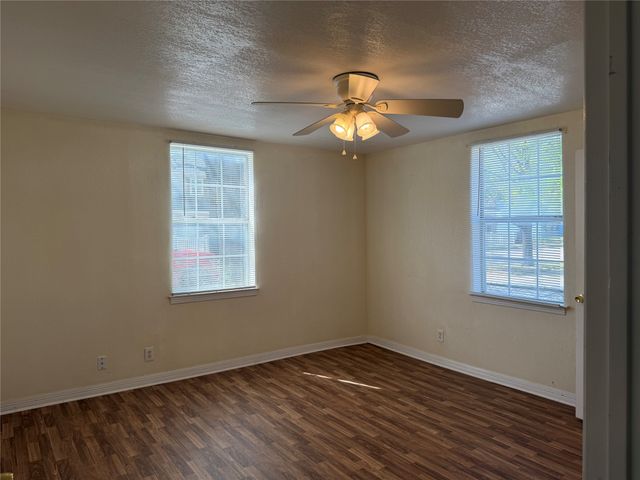 1402 N Commerce Street, Fort Worth, TX 76164