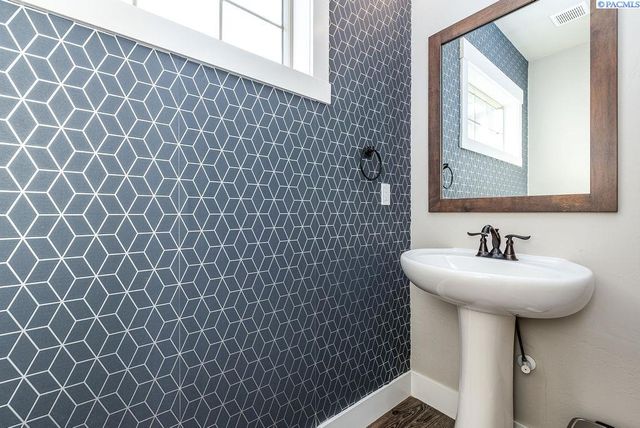 6356 W 38th Ave, Kennewick, WA 99338