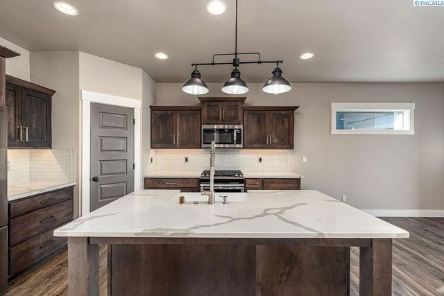 6356 W 38th Ave, Kennewick, WA 99338