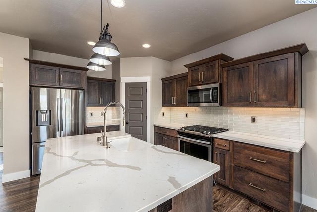 6356 W 38th Ave, Kennewick, WA 99338