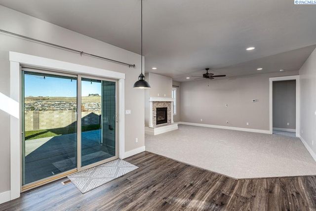 6356 W 38th Ave, Kennewick, WA 99338