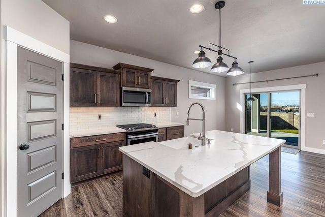 6356 W 38th Ave, Kennewick, WA 99338