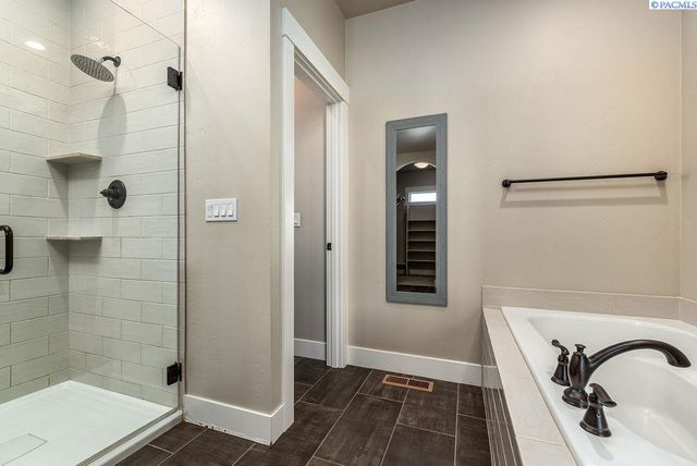 6356 W 38th Ave, Kennewick, WA 99338