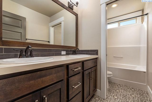 6356 W 38th Ave, Kennewick, WA 99338