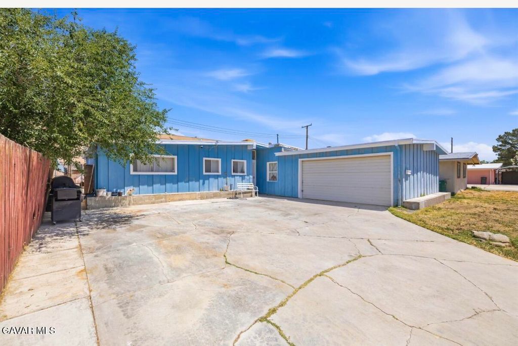 1041 W Avenue H 1, Lancaster, CA 93534