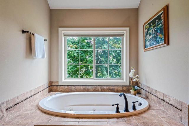 4690 Bradon TRAIL E, Brookfield, WI 53045