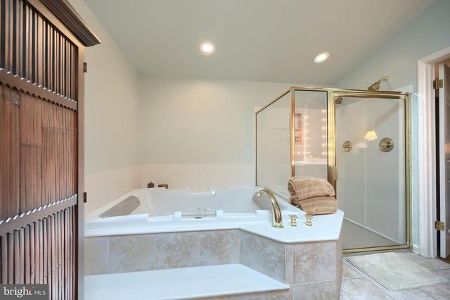 3220 ROUND HILL RD, York, PA 17402