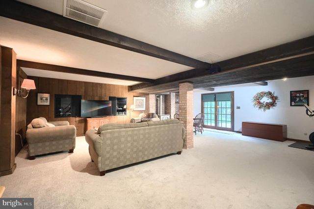 3220 ROUND HILL RD, York, PA 17402