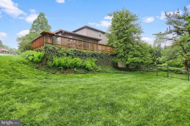 3220 ROUND HILL RD, York, PA 17402