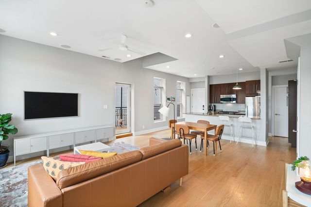 2228 N Hamilton Avenue 3F, Chicago, IL 60647