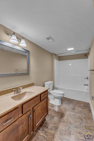 4218 SW Stonybrook DR, Topeka, KS 66610