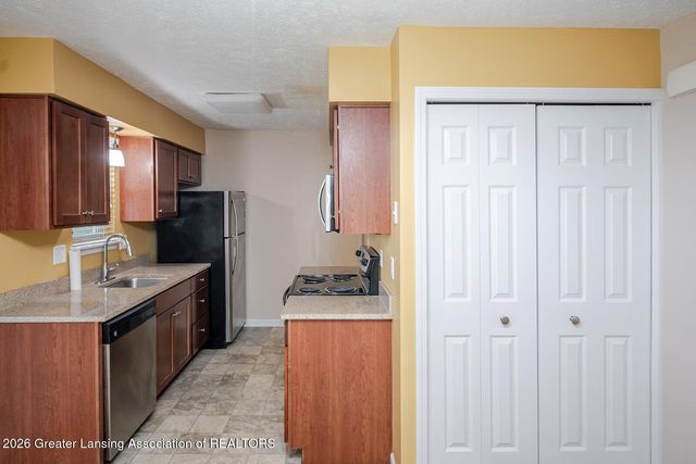 6113 Scotmar Drive, Lansing, MI 48911