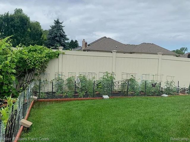 16448 Trailway Drive, Macomb, MI 48042