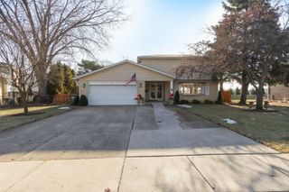 2019 E Avon Lane, Arlington Heights, IL 60004