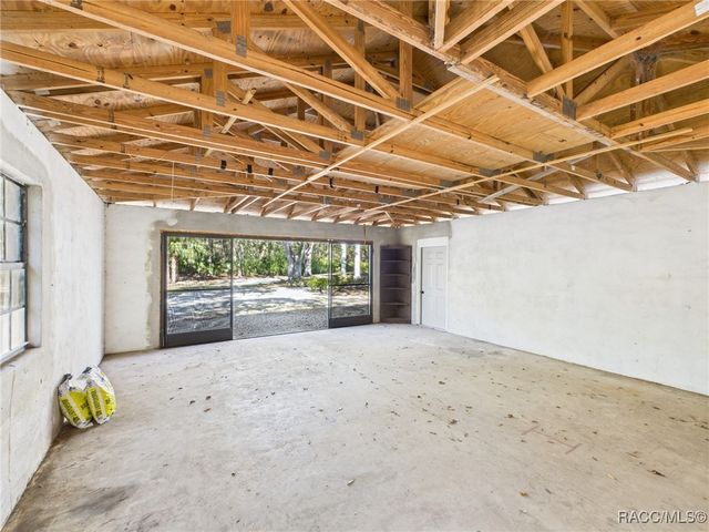 8563 N Maple Avenue, Crystal River, FL 34428