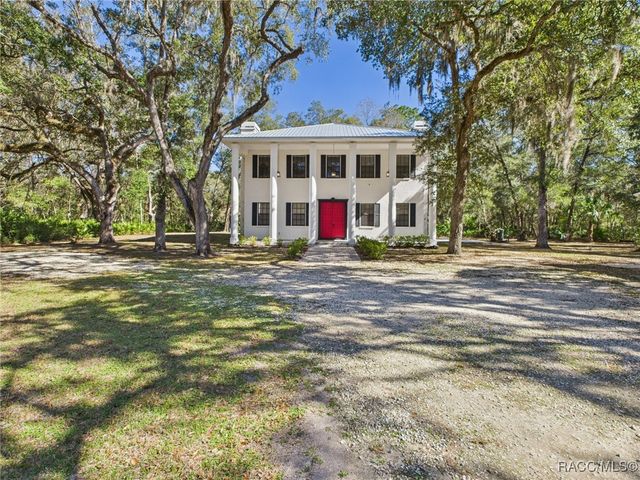 8563 N Maple Avenue, Crystal River, FL 34428