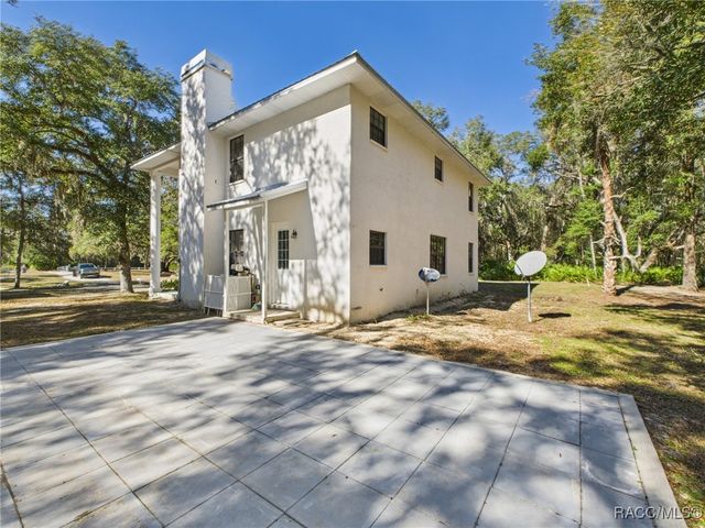 8563 N Maple Avenue, Crystal River, FL 34428