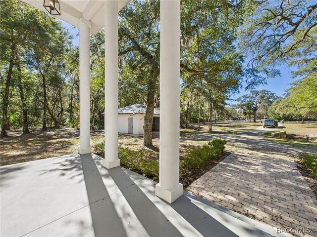 8563 N Maple Avenue, Crystal River, FL 34428