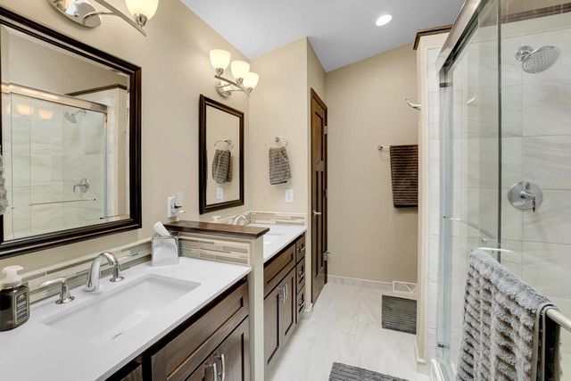 N24W22526 Beechwood LANE, Waukesha, WI 53186
