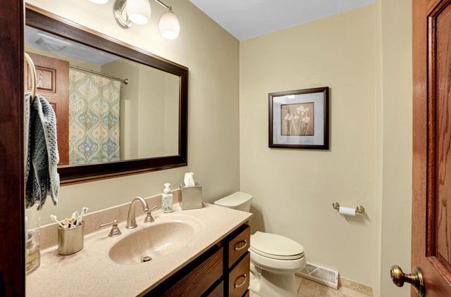 N24W22526 Beechwood LANE, Waukesha, WI 53186