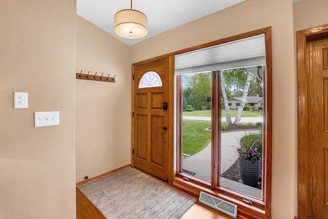 N24W22526 Beechwood LANE, Waukesha, WI 53186