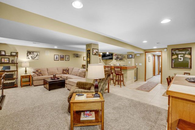 N24W22526 Beechwood LANE, Waukesha, WI 53186