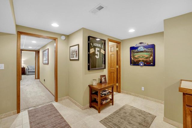 N24W22526 Beechwood LANE, Waukesha, WI 53186