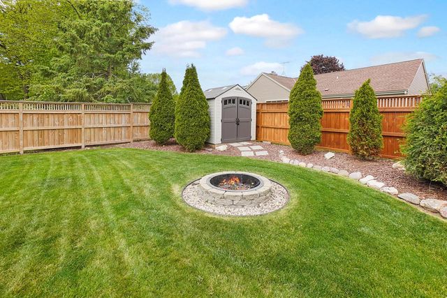 N24W22526 Beechwood LANE, Waukesha, WI 53186