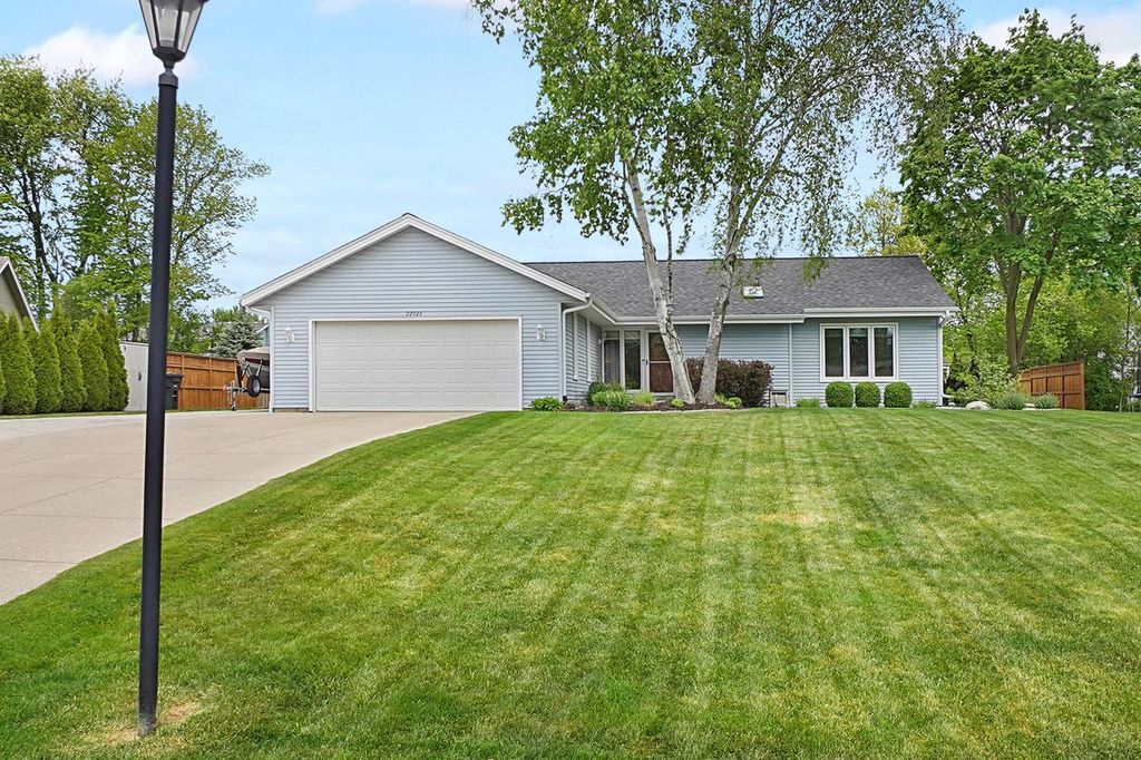 N24W22526 Beechwood LANE, Waukesha, WI 53186