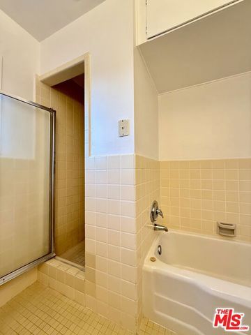 5560 Village, Los Angeles, CA 90016