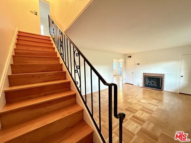 5560 Village, Los Angeles, CA 90016