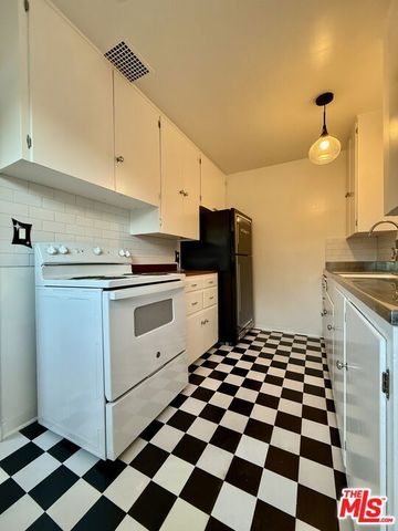 5560 Village, Los Angeles, CA 90016