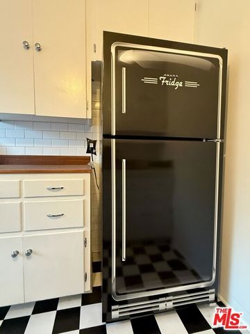 5560 Village, Los Angeles, CA 90016