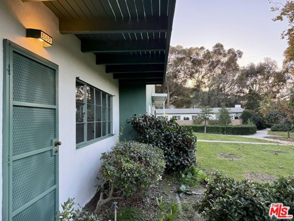 5560 Village, Los Angeles, CA 90016