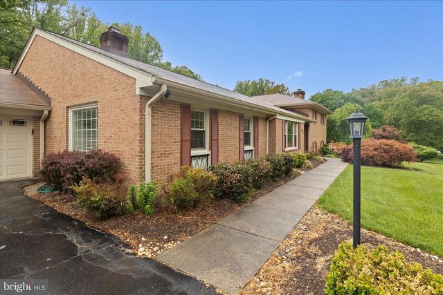 10205 OLD HUNT RD, Vienna, VA 22181