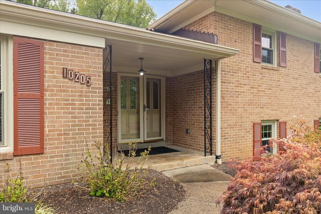 10205 OLD HUNT RD, Vienna, VA 22181