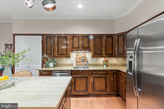 10205 OLD HUNT RD, Vienna, VA 22181