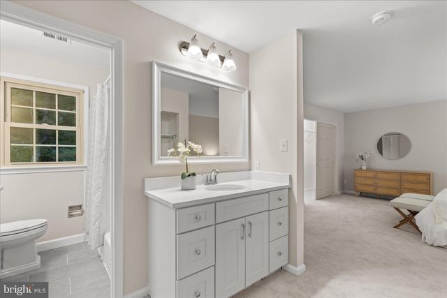 10205 OLD HUNT RD, Vienna, VA 22181