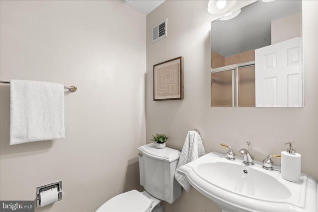 10205 OLD HUNT RD, Vienna, VA 22181