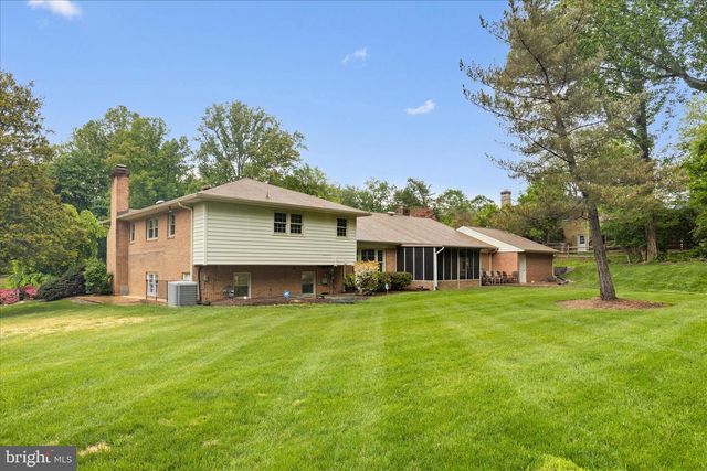 10205 OLD HUNT RD, Vienna, VA 22181