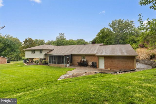 10205 OLD HUNT RD, Vienna, VA 22181