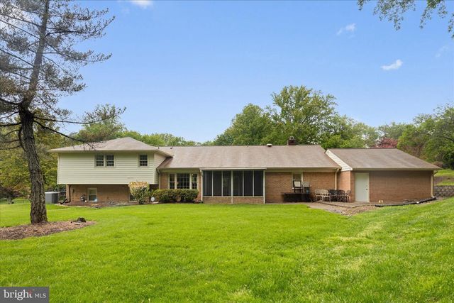 10205 OLD HUNT RD, Vienna, VA 22181