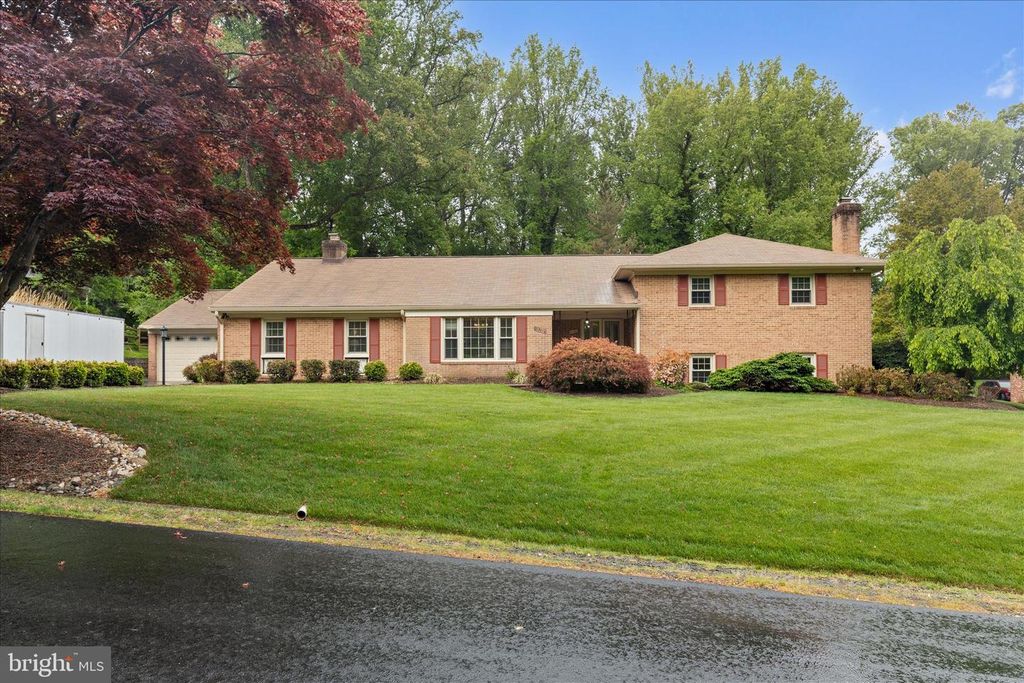 10205 OLD HUNT RD, Vienna, VA 22181